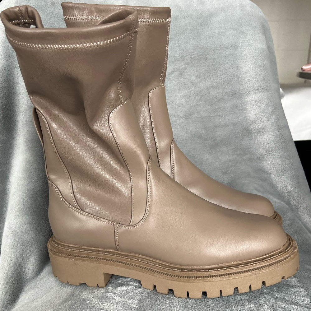 Grey chunky boot